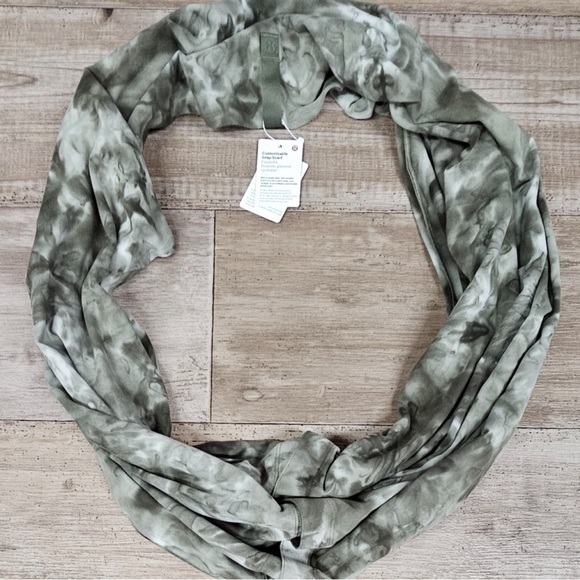 Great Gift Idea 🎄🎁
Lululemon Customizable Snap Scarf in Green Tie Dye - Picture 6 of 13